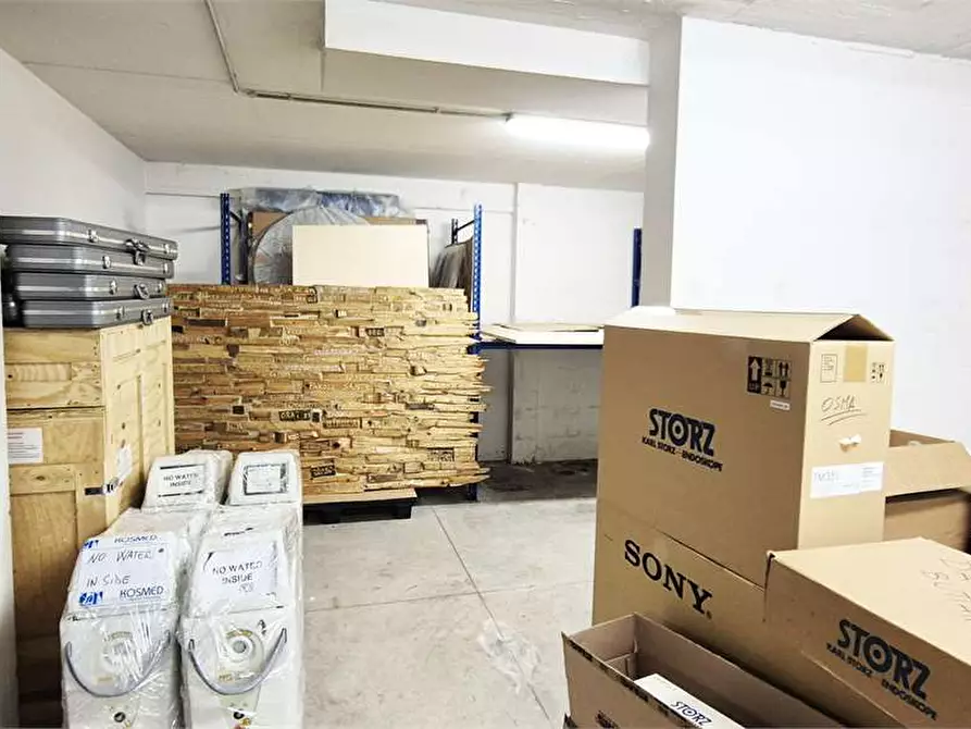 Immagine 4 di Magazzino in vendita  a Prato