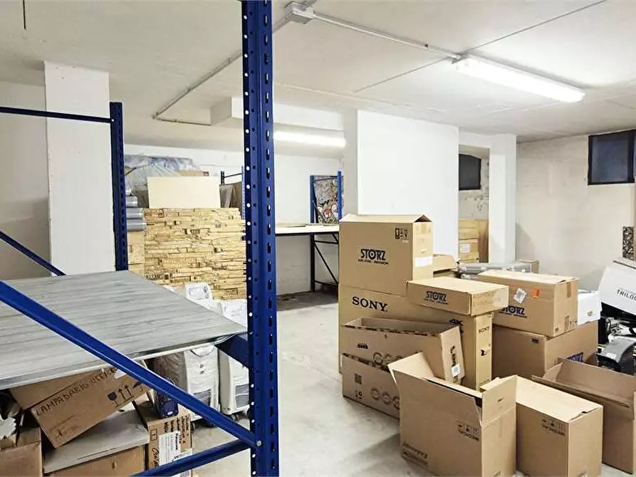 Immagine 5 di Magazzino in vendita  a Prato