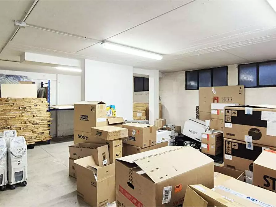 Immagine 1 di Magazzino in vendita  a Prato