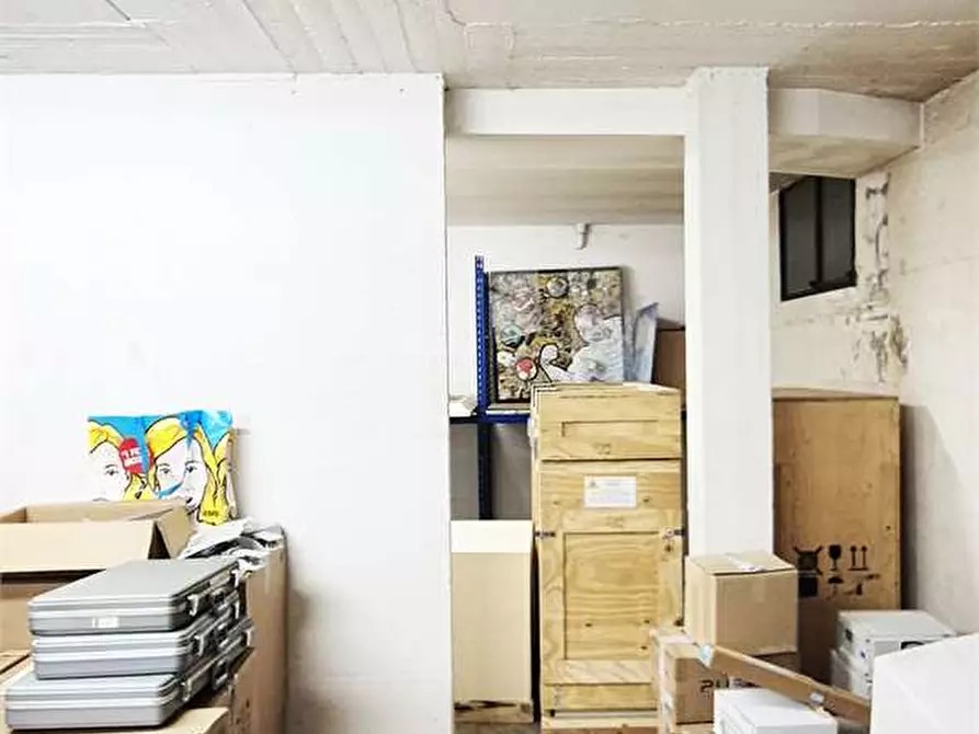 Immagine 6 di Magazzino in vendita  a Prato