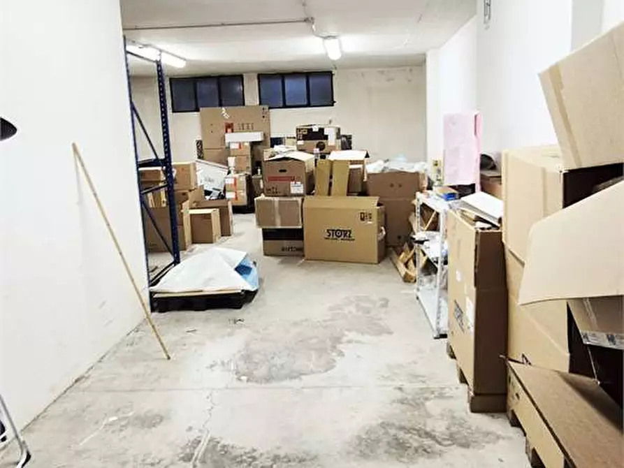 Immagine 7 di Magazzino in vendita  a Prato