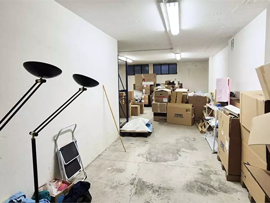 Immagine 2 di Magazzino in vendita  a Prato