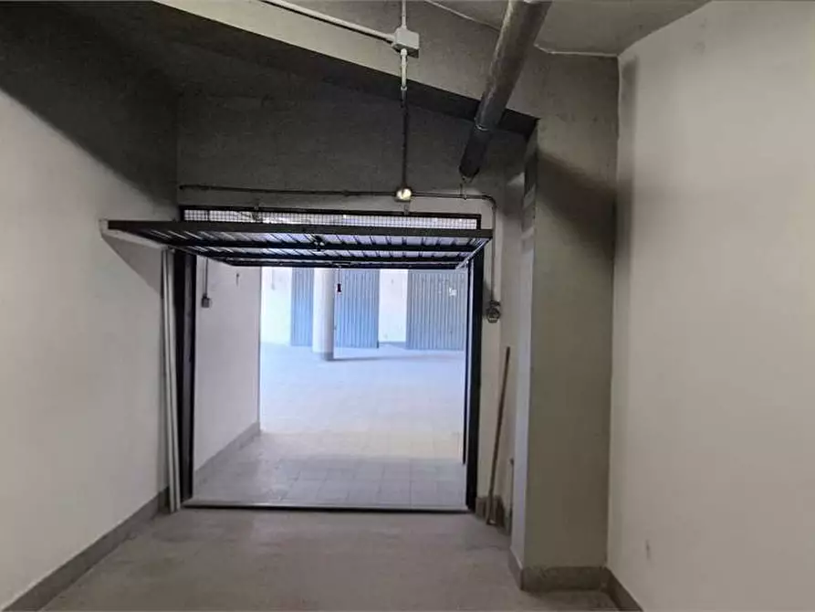 Immagine 1 di Garage in vendita  a Prato