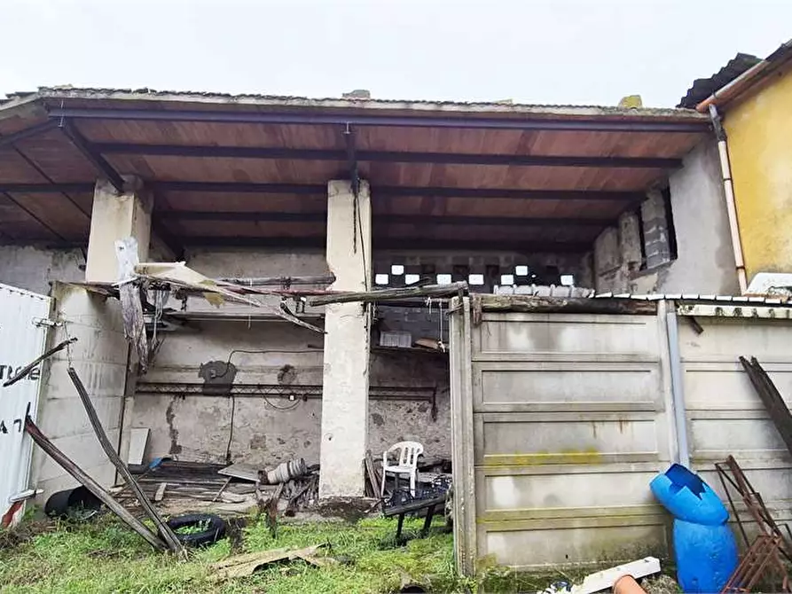 Immagine 5 di Rustico / casale in vendita  a Prato