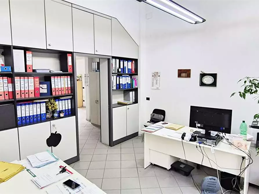 Immagine 2 di Negozio in vendita  a Prato