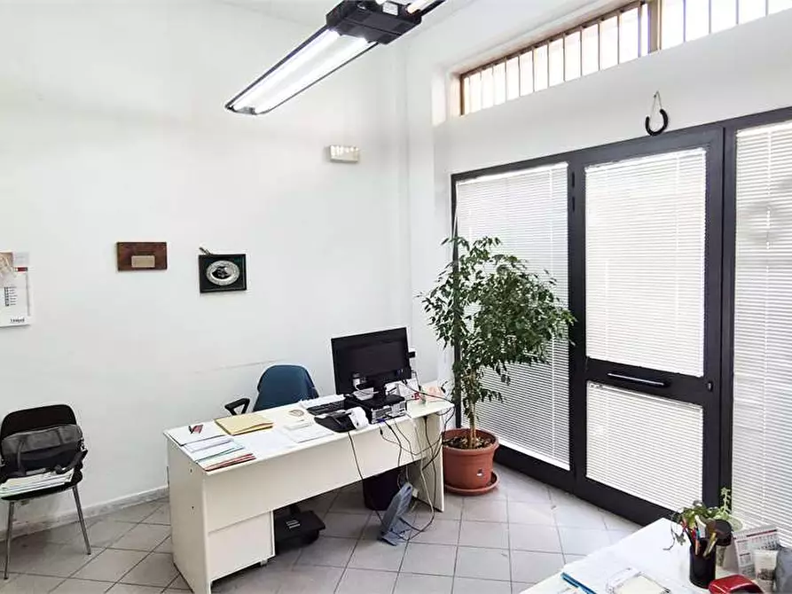 Immagine 1 di Negozio in vendita  a Prato