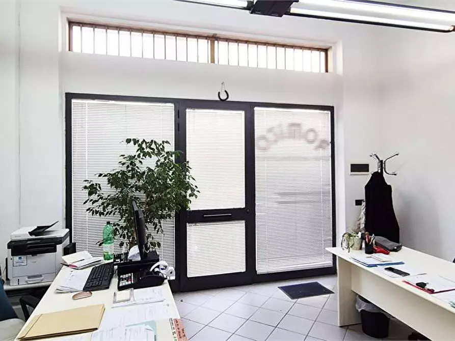 Immagine 13 di Negozio in vendita  a Prato