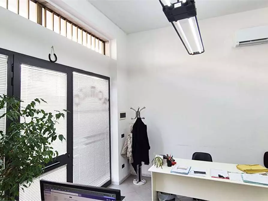 Immagine 12 di Negozio in vendita  a Prato