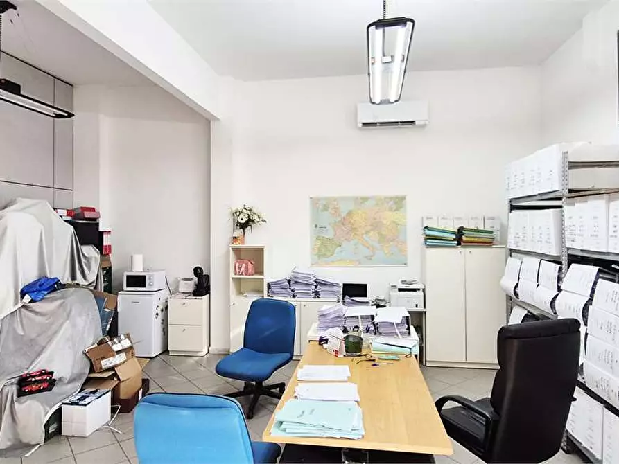 Immagine 7 di Negozio in vendita  a Prato