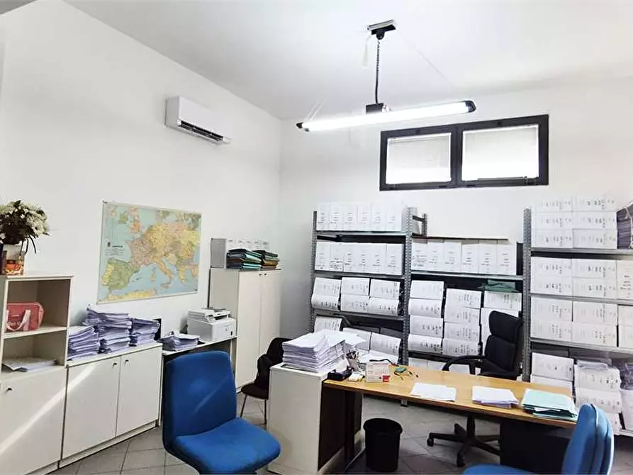 Immagine 14 di Negozio in vendita  a Prato