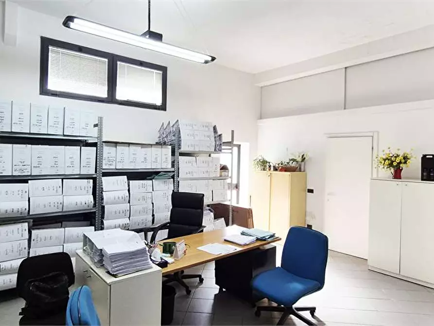 Immagine 8 di Negozio in vendita  a Prato