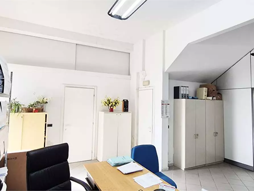 Immagine 10 di Negozio in vendita  a Prato