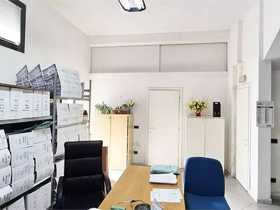 Immagine 11 di Negozio in vendita  a Prato