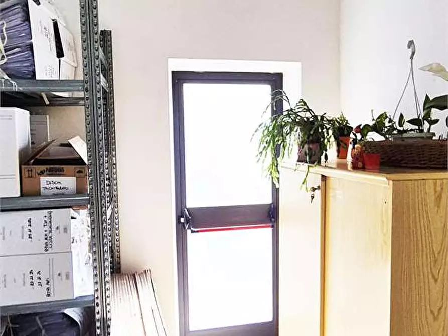 Immagine 18 di Negozio in vendita  a Prato