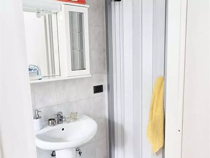 Immagine 17 di Negozio in vendita  a Prato