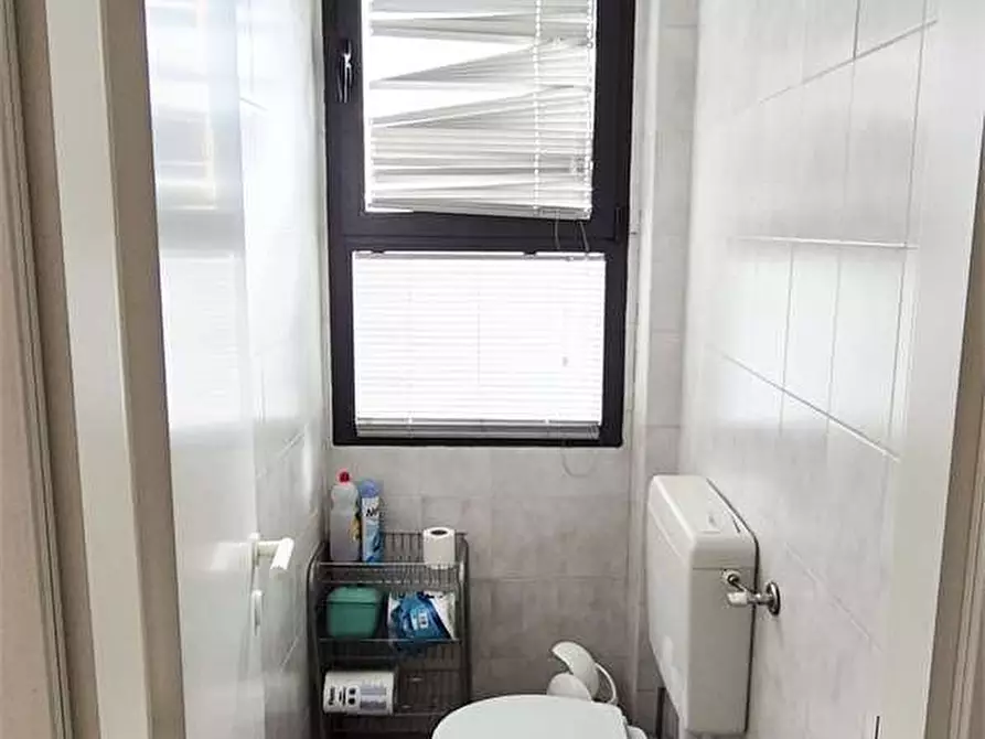 Immagine 19 di Negozio in vendita  a Prato