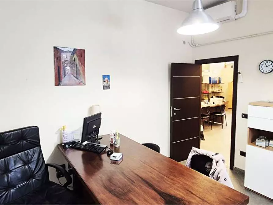 Immagine 12 di Ufficio in vendita  a Prato