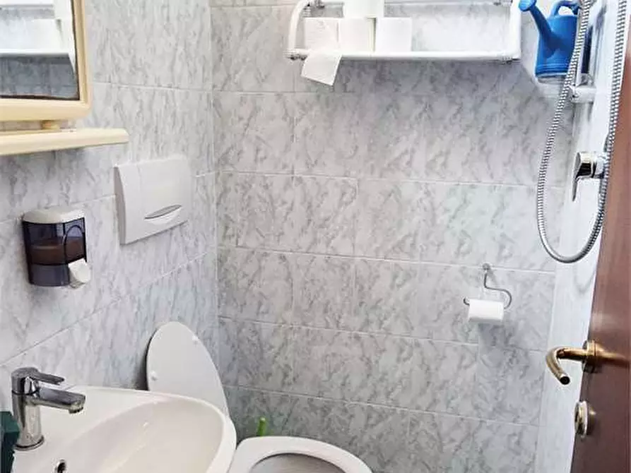 Immagine 13 di Ufficio in vendita  a Prato