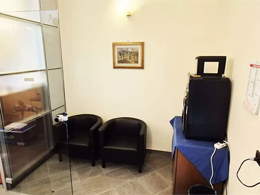 Immagine 14 di Ufficio in vendita  a Prato