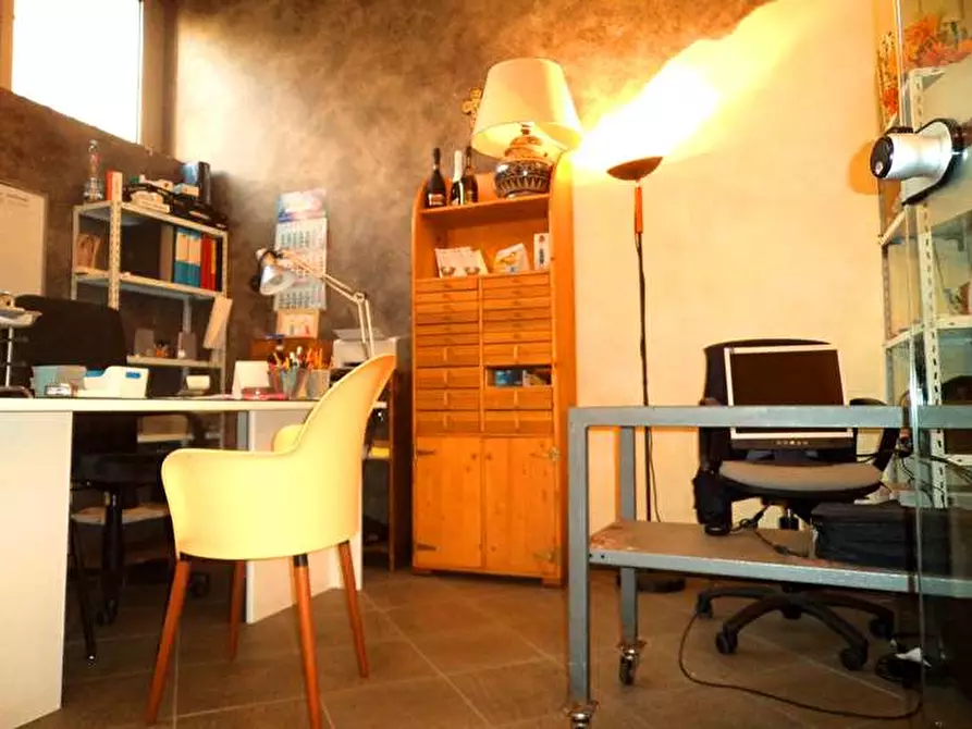 Immagine 16 di Ufficio in vendita  a Prato