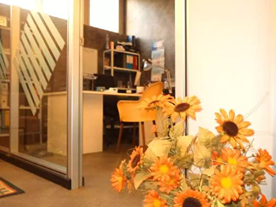 Immagine 17 di Ufficio in vendita  a Prato