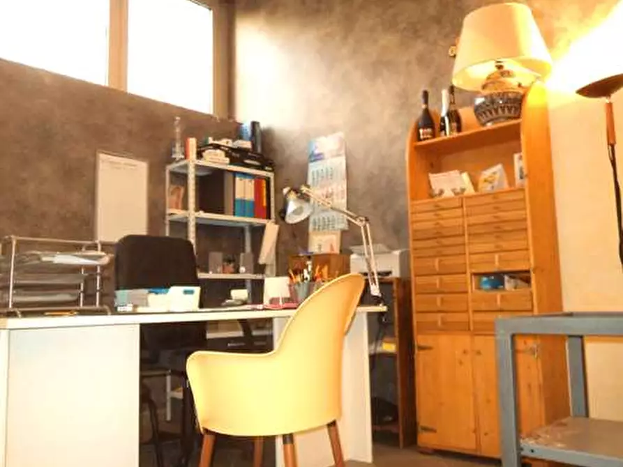 Immagine 11 di Ufficio in vendita  a Prato