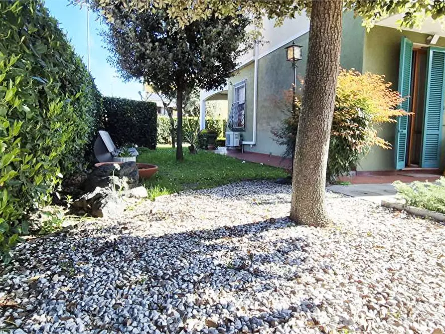 Immagine 1 di Villetta a schiera in vendita  a Prato