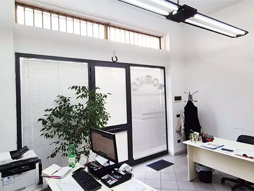 Immagine 2 di Negozio in affitto  a Prato