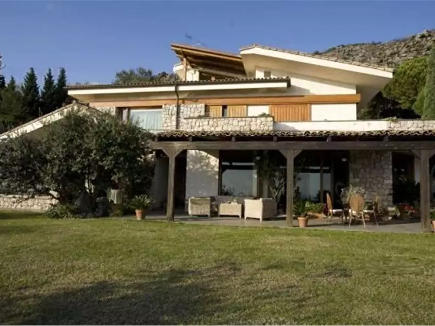 Immagine 1 di Villa in vendita  in Via Degli Archi 1 a Formia