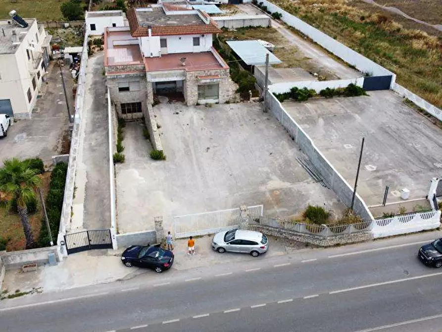 Immagine 1 di Negozio in vendita  a Alessano