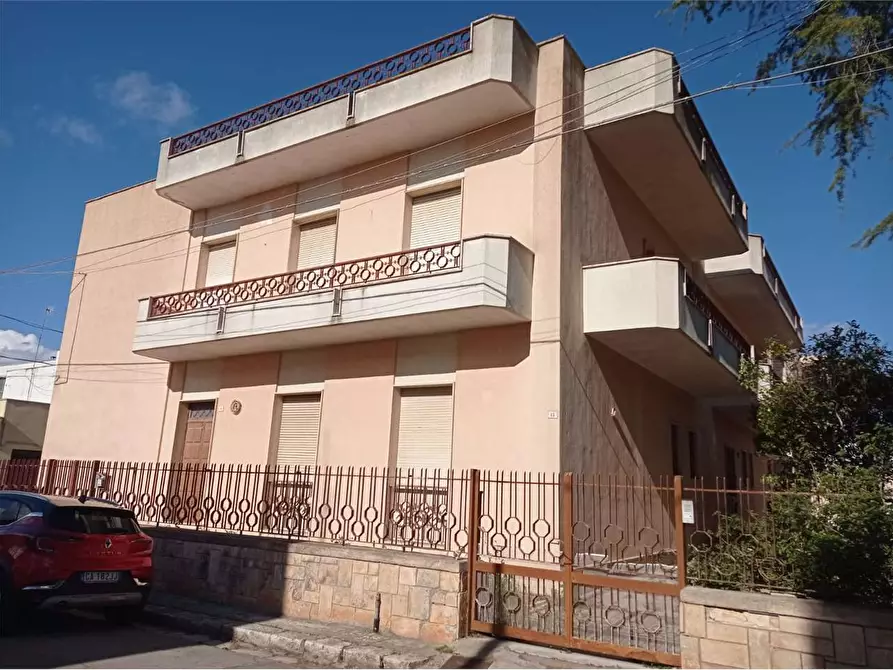 Immagine 3 di Stabile in vendita  in Via Boito a Casarano