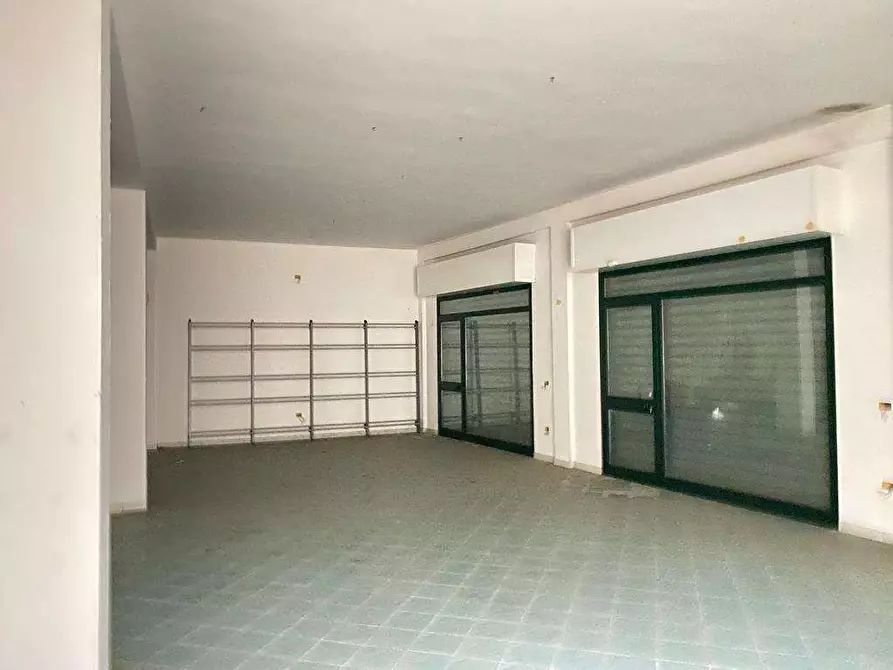 Immagine 3 di Negozio in vendita  a Carmiano