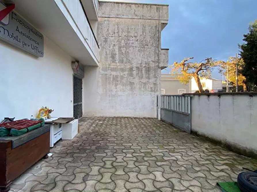 Immagine 6 di Negozio in vendita  a Carmiano