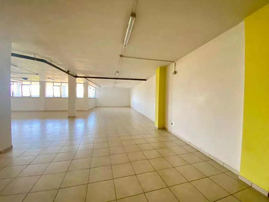 Immagine 11 di Negozio in affitto  a Casarano