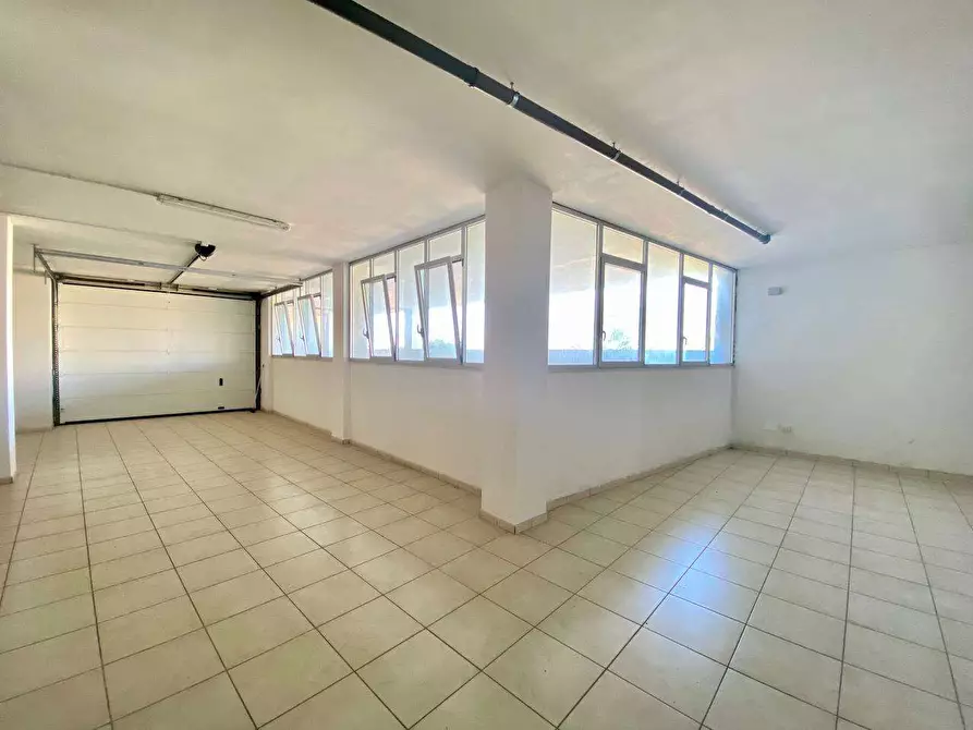 Immagine 12 di Negozio in affitto  a Casarano