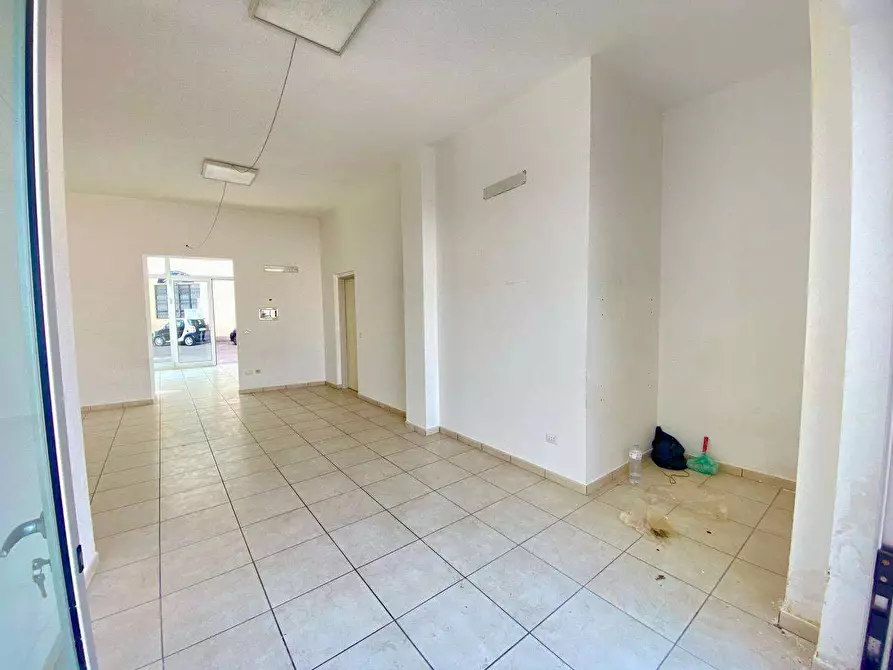Immagine 6 di Negozio in affitto  a Casarano