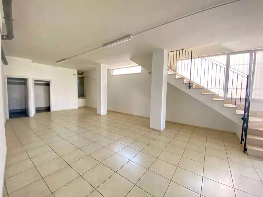 Immagine 10 di Negozio in affitto  a Casarano