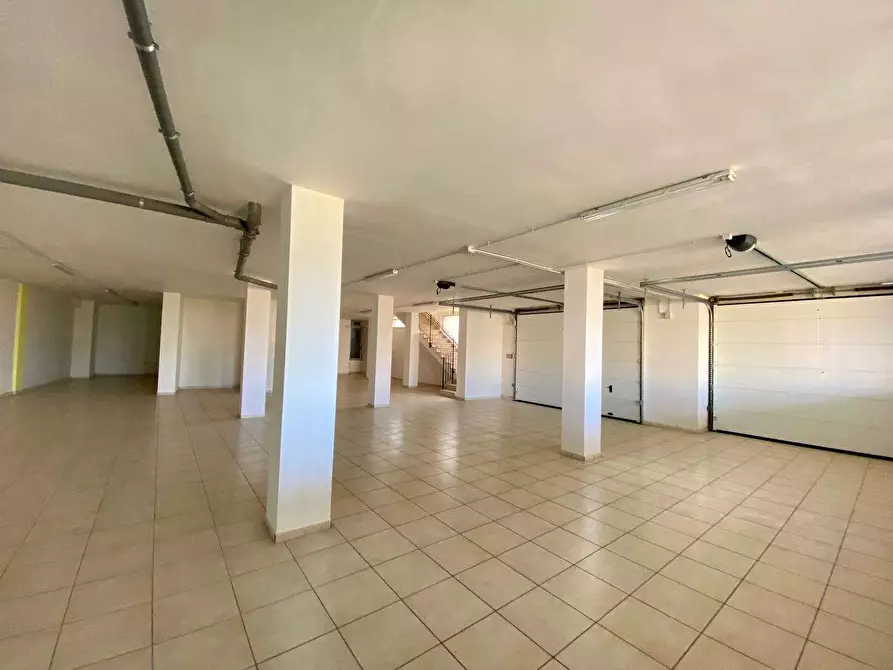 Immagine 13 di Negozio in affitto  a Casarano