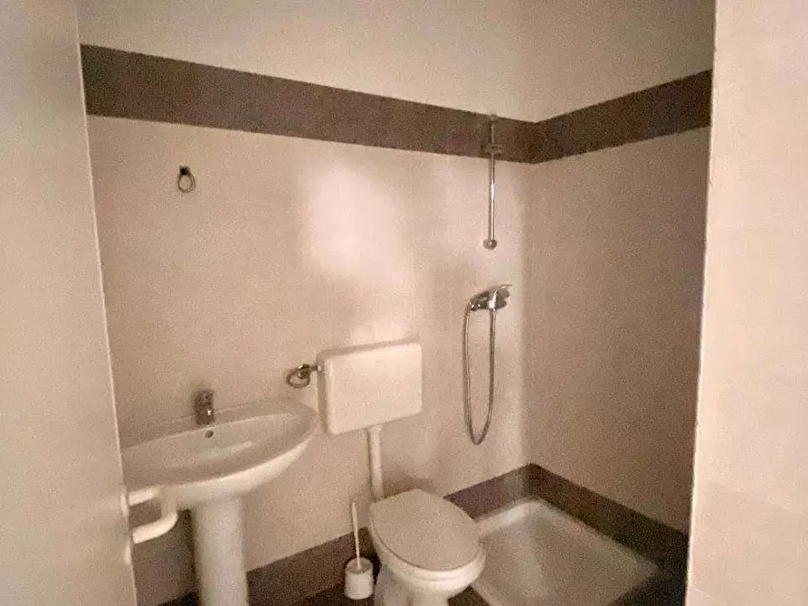 Immagine 19 di Negozio in affitto  a Casarano