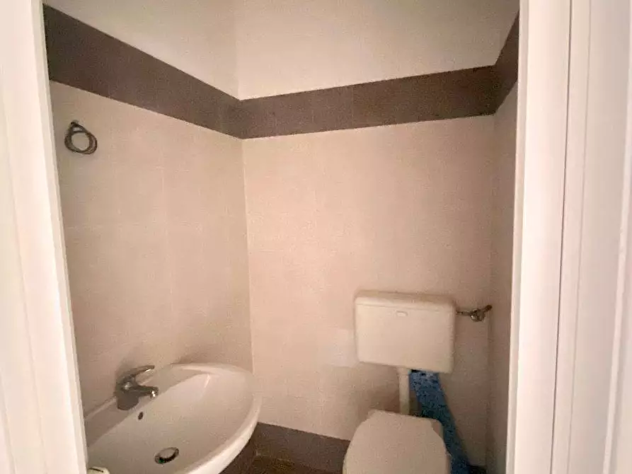 Immagine 20 di Negozio in affitto  a Casarano