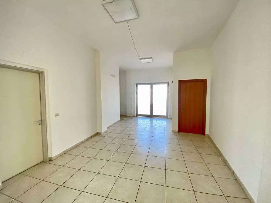 Immagine 4 di Negozio in affitto  a Casarano