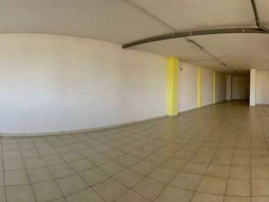 Immagine 15 di Negozio in affitto  a Casarano