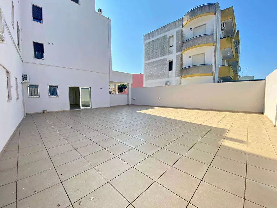 Immagine 8 di Negozio in affitto  a Casarano