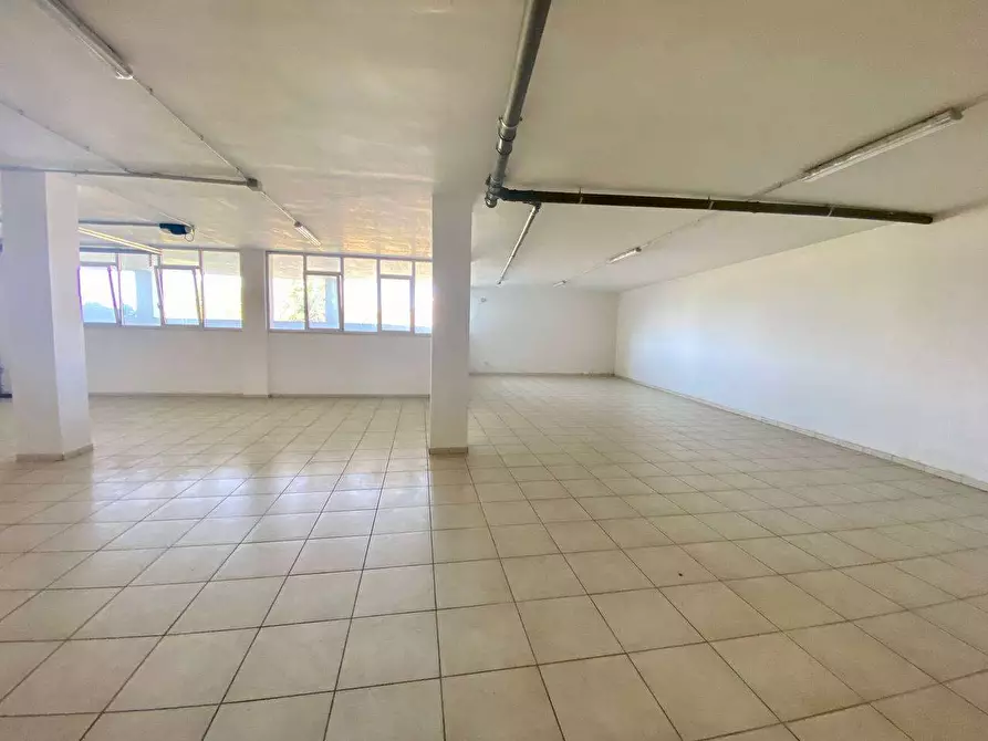 Immagine 17 di Negozio in affitto  a Casarano