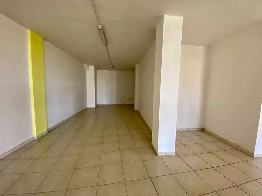 Immagine 16 di Negozio in affitto  a Casarano