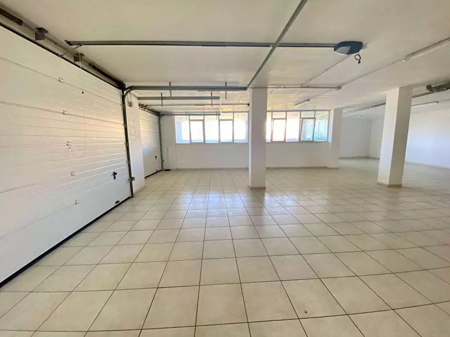 Immagine 18 di Negozio in affitto  a Casarano