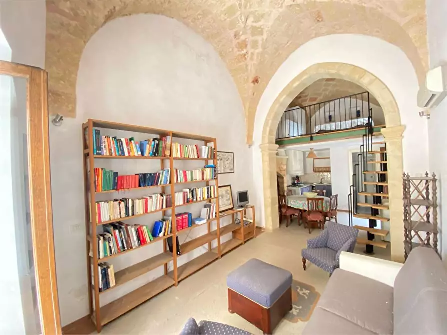 Immagine 3 di Stabile in vendita  in via Raeli  29 a Tricase