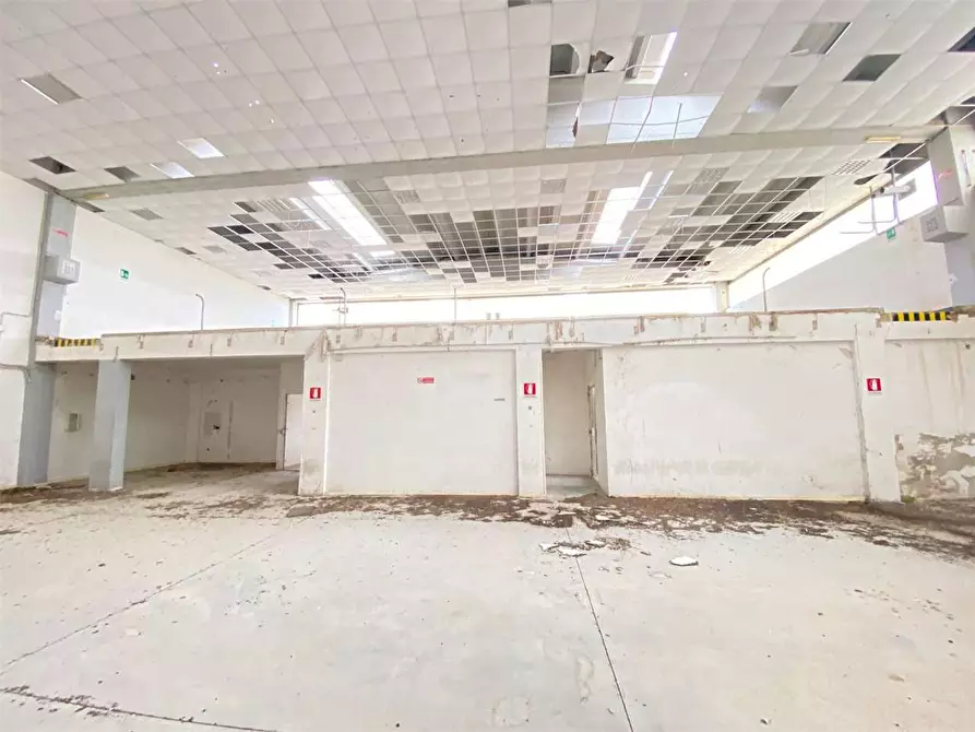 Immagine 13 di Capannone industriale in vendita  in Galileo Ferraris a Brindisi