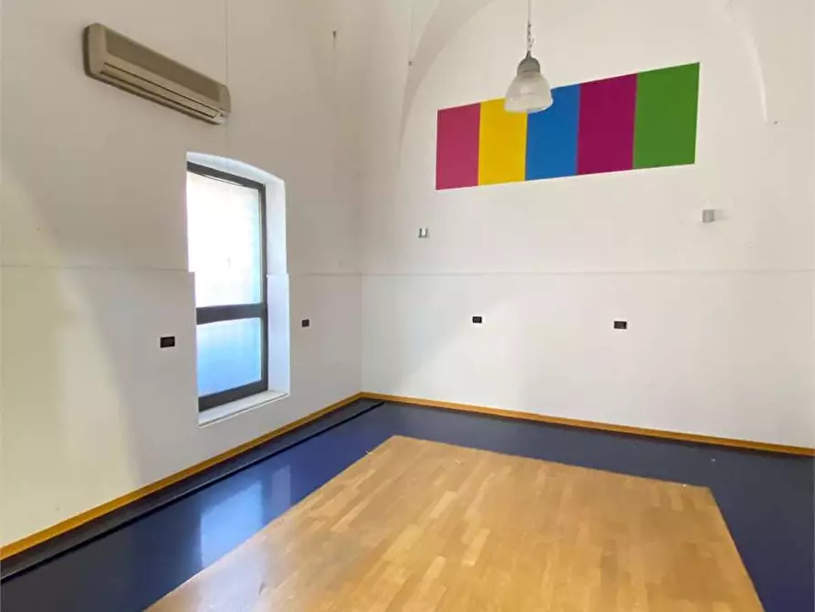 Immagine 3 di Negozio in affitto  in via  ubaldo d'astore a Casarano