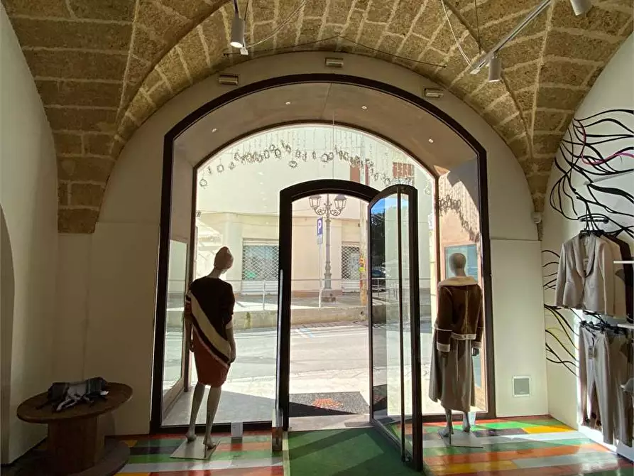 Immagine 1 di Negozio in affitto  in piazza Garibaldi  12 a Casarano